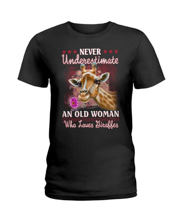 Giraffes never underestimate old woman Black T-Shirt